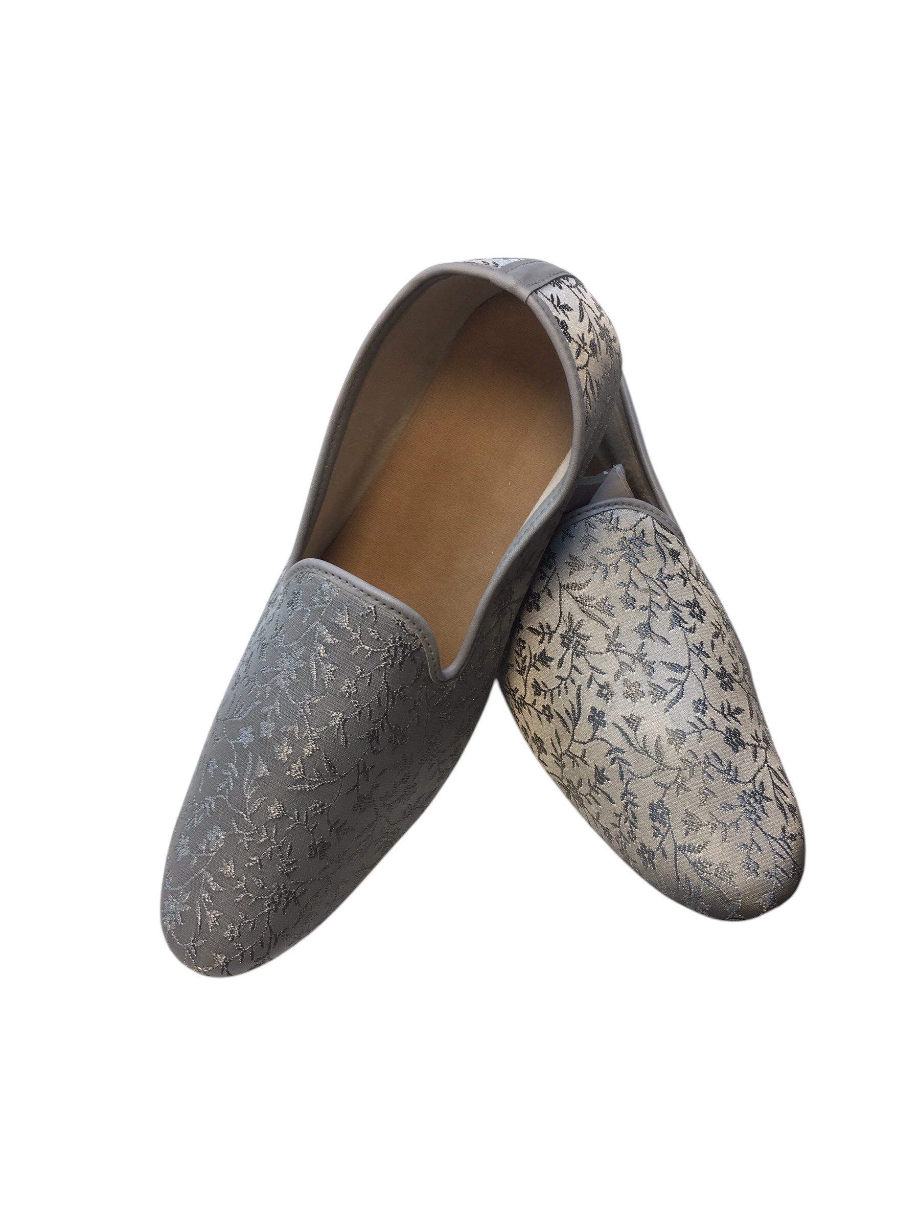 Very comfortable Silver Light Grey Brocade Loafer Style Indian Mens shoes Mojari, Khossay YD2305